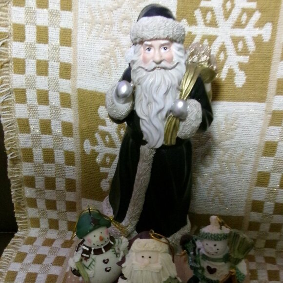 NWT Macy's Santa with Vintage Box of 5 Resin Ornaments - Picture 1 of 13